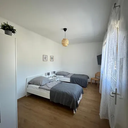 Apartment Gemuetliche - Voll Ausgestattet, Zentral Aber Ruhig !